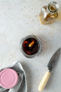 Zutaten f&uuml;r das Balsamico Dressing in einem kleinen Einmachgl&auml;schen.