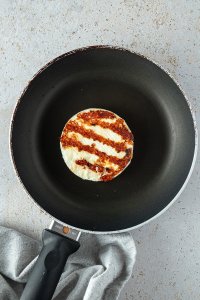 Grillk&auml;se in einer Pfanne.