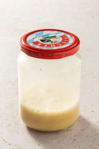 Salatdressing in einem Einmachglas nach dem Sch&uuml;tteln