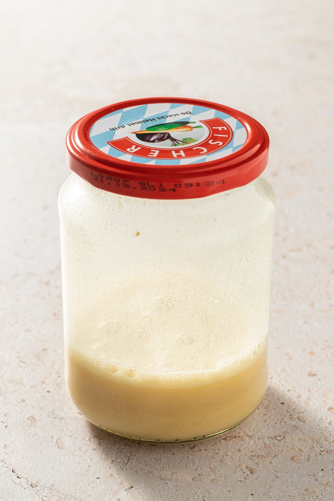 Salatdressing in einem Einmachglas nach dem Sch&uuml;tteln