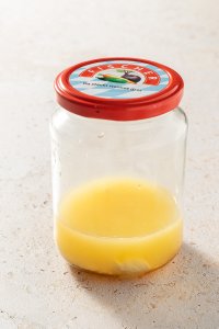 Salatdressing in einem Einmachglas vorm Sch&uuml;tteln
