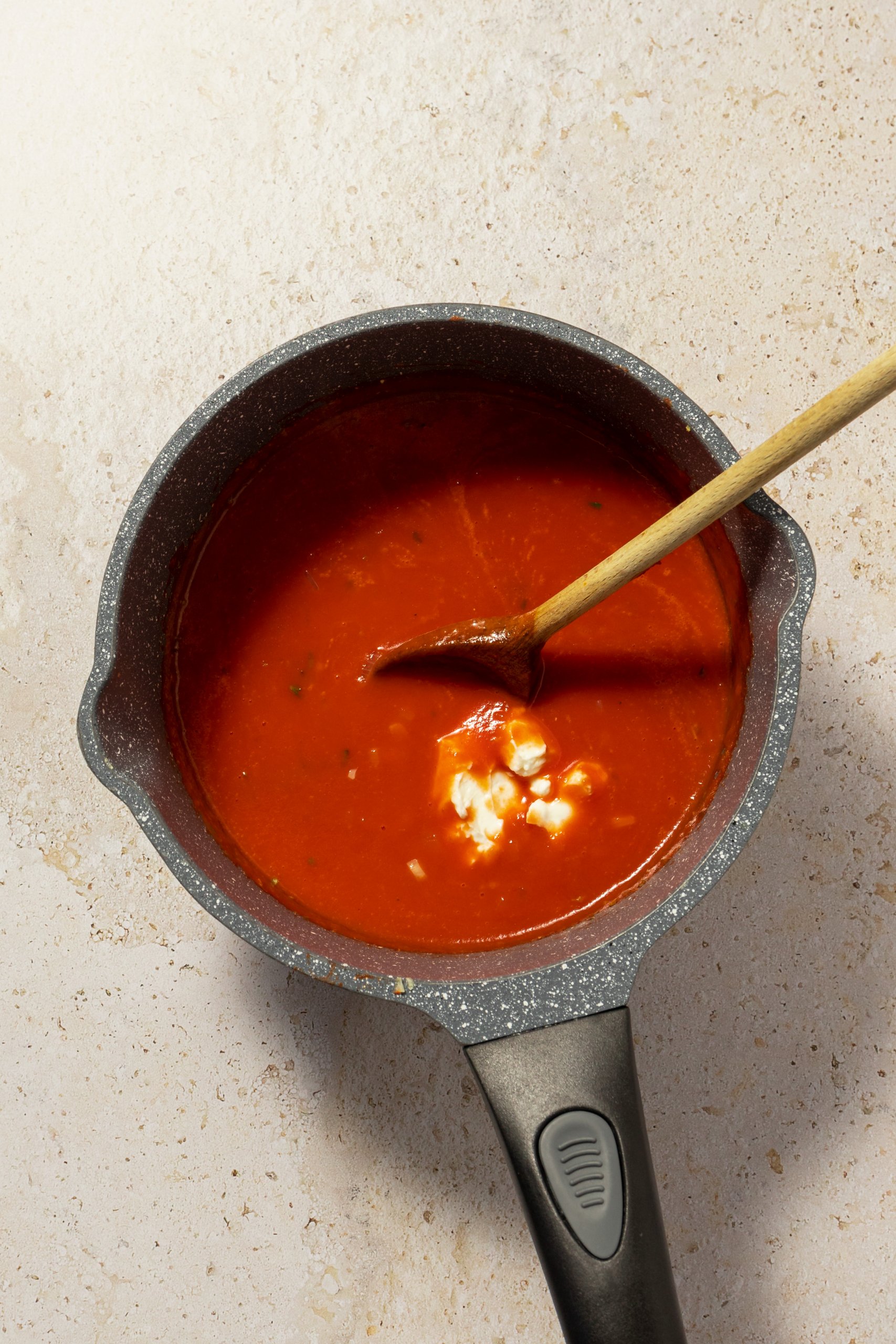 Frischk&auml;se wird in die Tomatensuppe einger&uuml;hrt