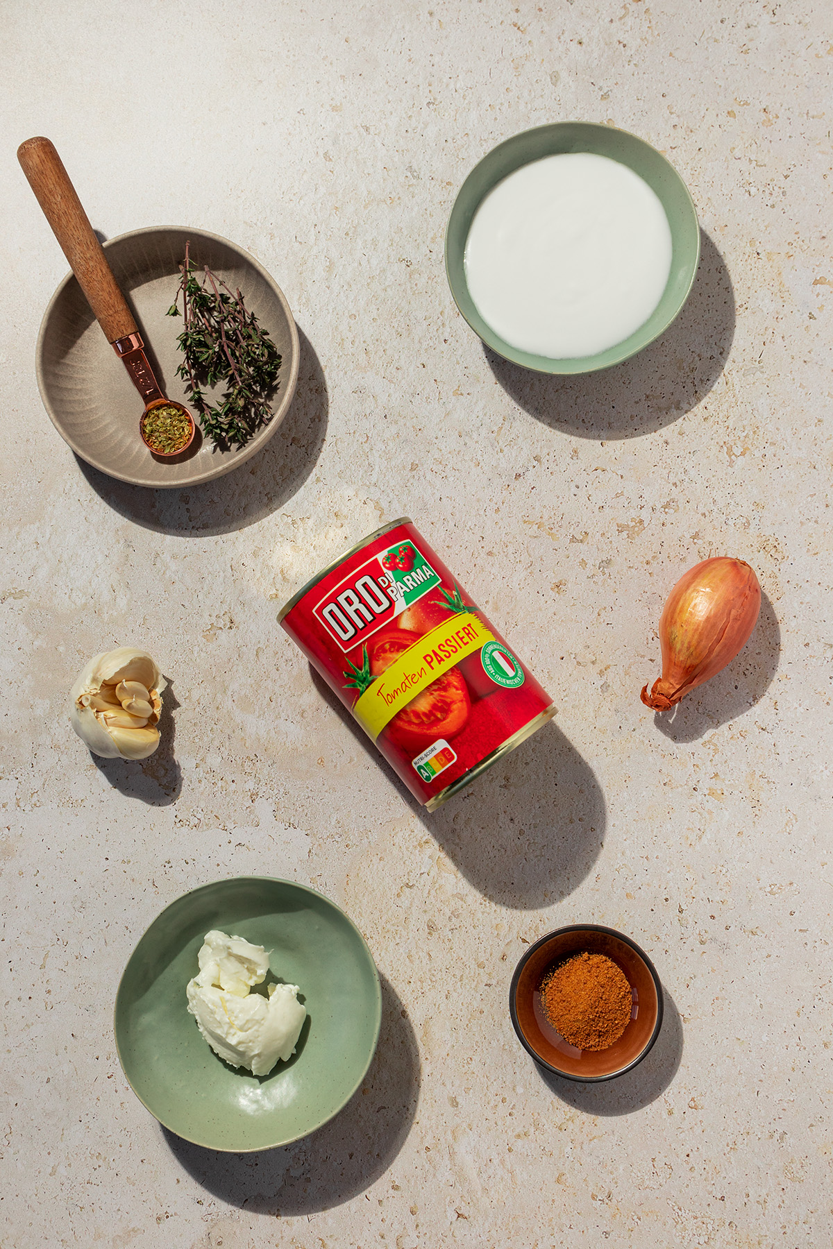 die einzelnen Zutaten f&uuml;r die Tomatensuppe mit Dosentomaten