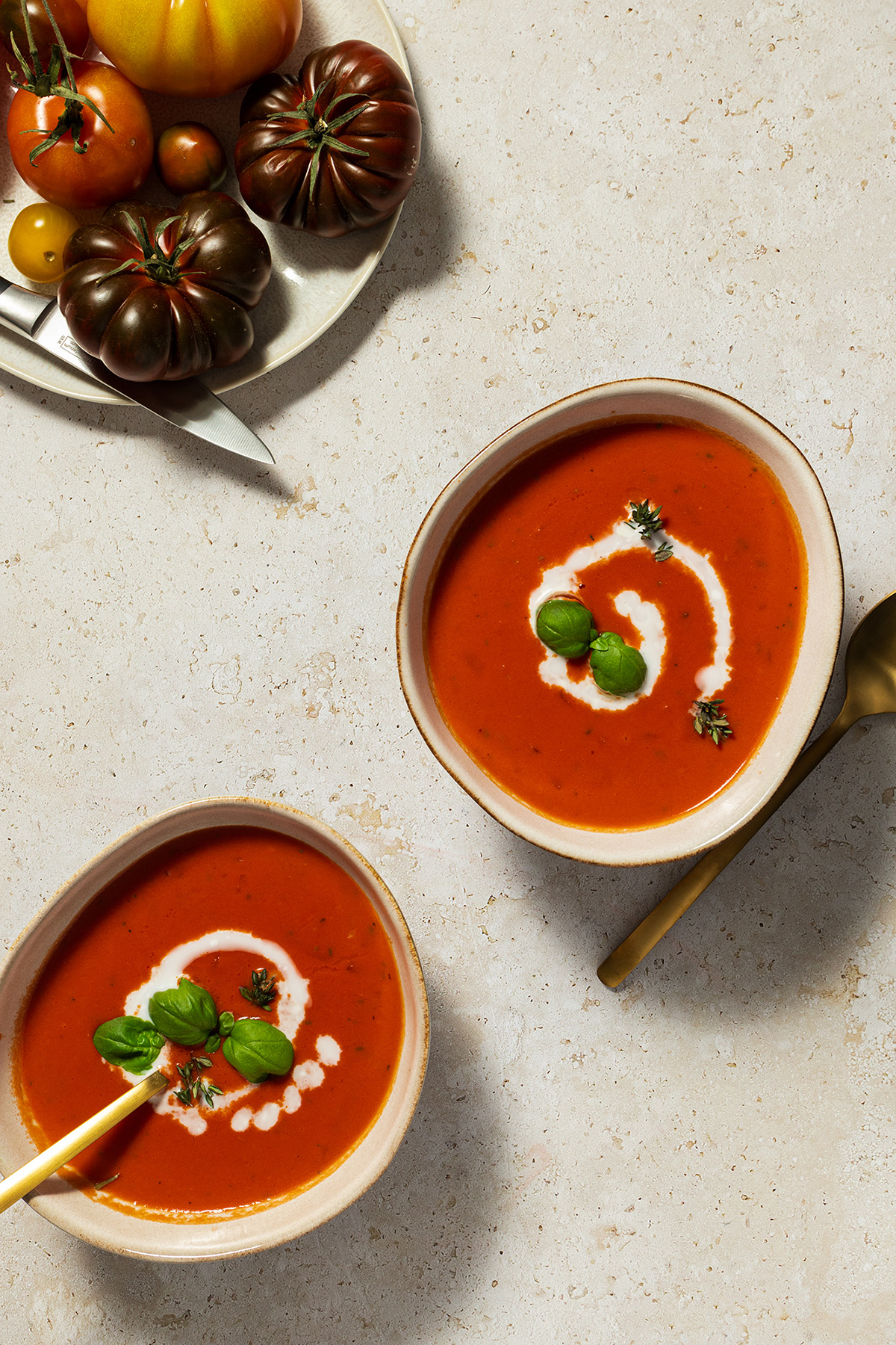 zwei Portionen der einfache Tomatensuppe mit Dosentomaten und Kokosmilch