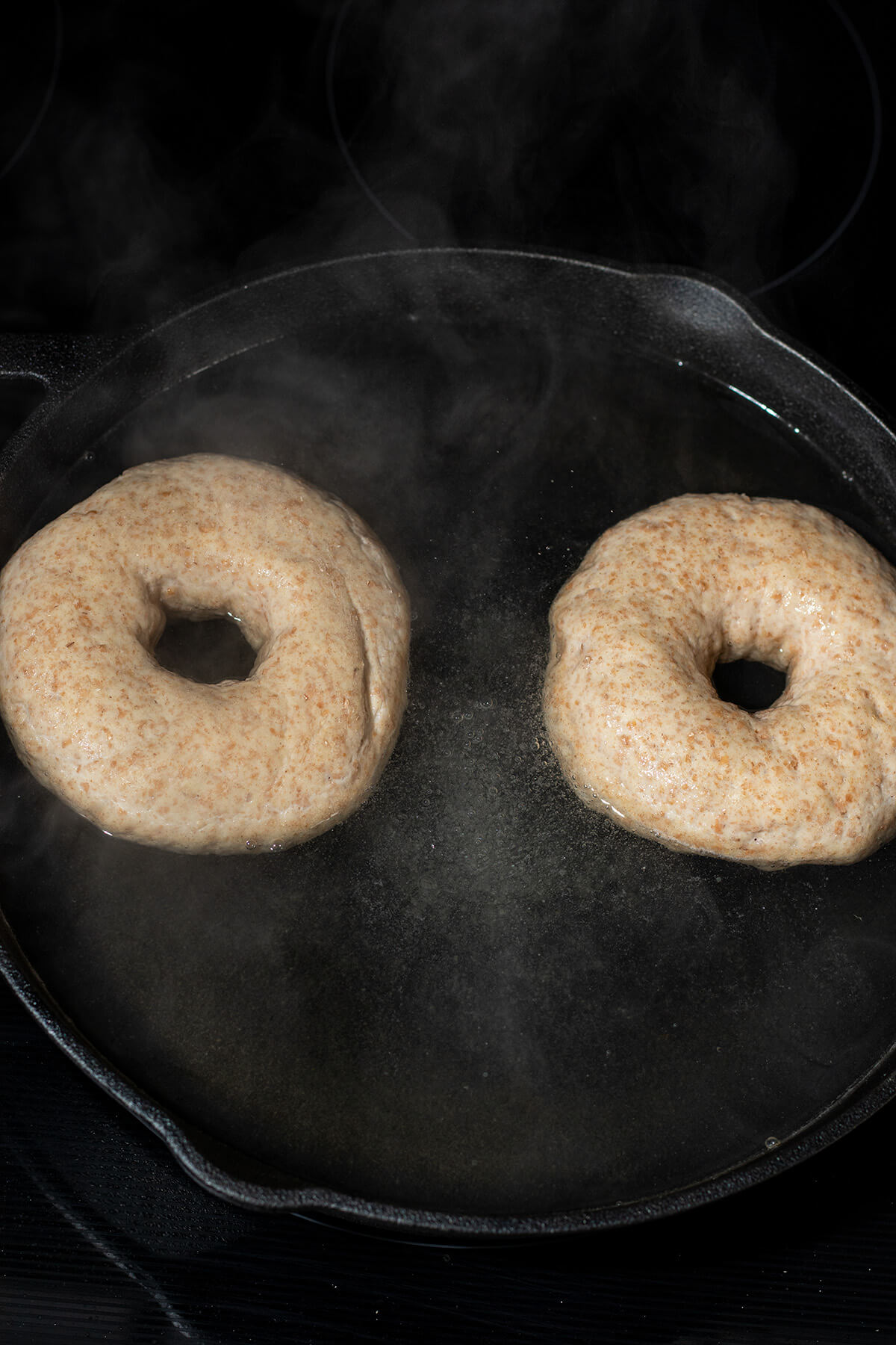 Vollkorn Bagels im Wasserbad.