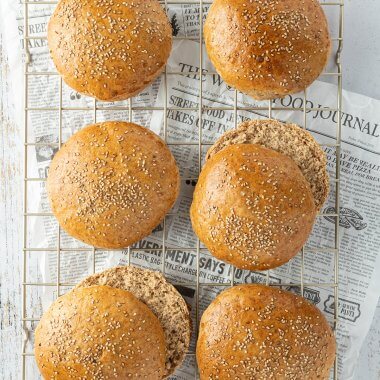Sechs Vollkorn Burger Br&ouml;tchen auf einem Abk&uuml;hlgitter