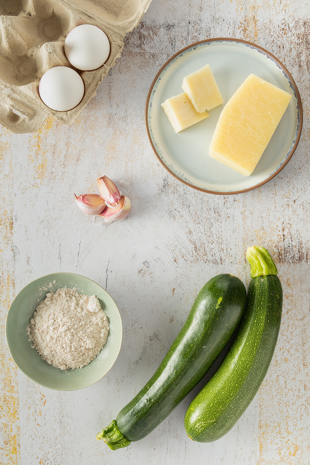 Zutaten f&uuml;r knusprige Zucchinipuffer aus dem Backofen.