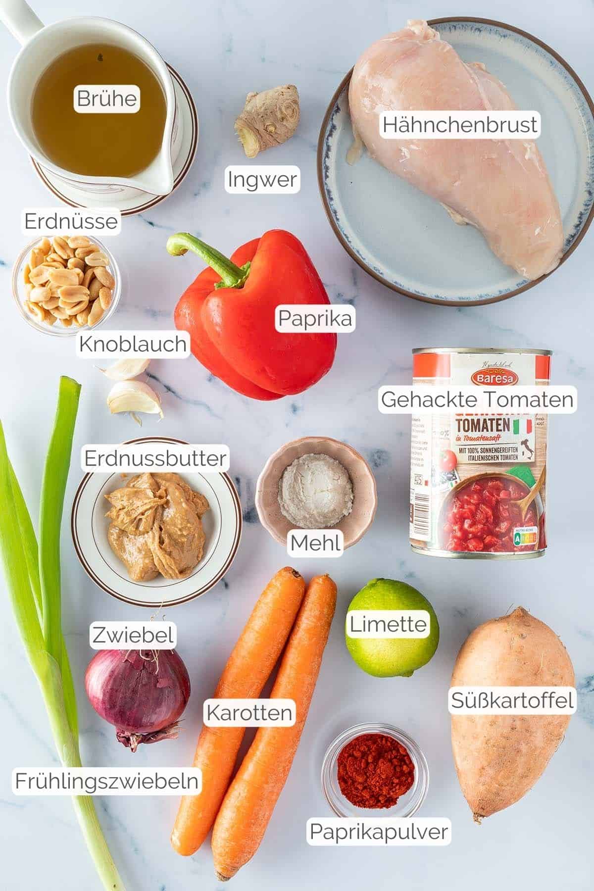 Alle Zutaten mit jeweiligen Textbeschriftungen, die f&uuml;r den afrikanischen Erdnusseintopf mit H&uuml;hnchen und S&uuml;&szlig;kartoffel ben&ouml;tigt werden.