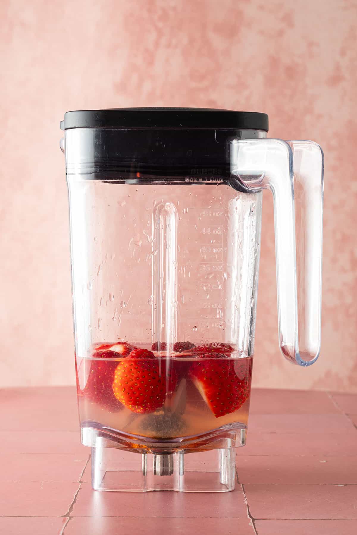 Mixerbeh&auml;lter Erdbeeren, Wasser und Agavendicksaft.