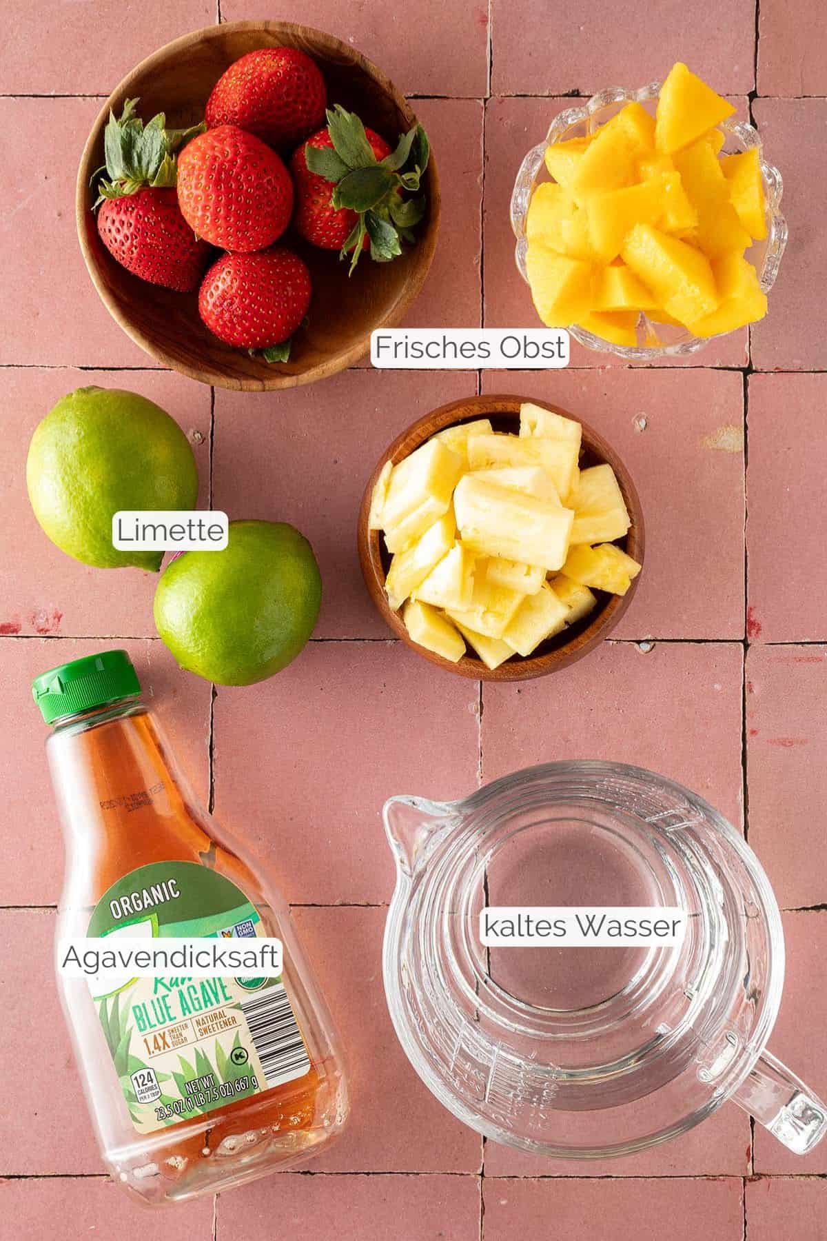 Alle Zutaten mit jeweiligen Textbeschriftungen, die f&uuml;r selbstgemachte Agua Fresca ben&ouml;tigt werden.
