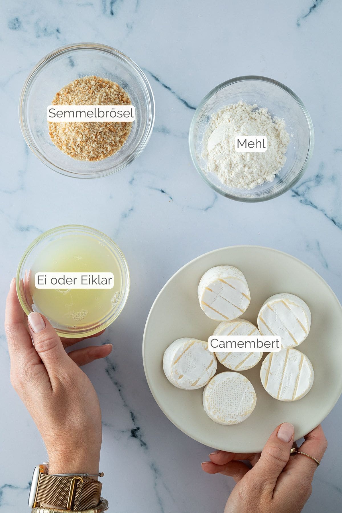 Alle Zutaten mit Textbeschriftungen, die f&uuml;r gebackenen Camembert aus dem Airfryer ben&ouml;tigt werden.