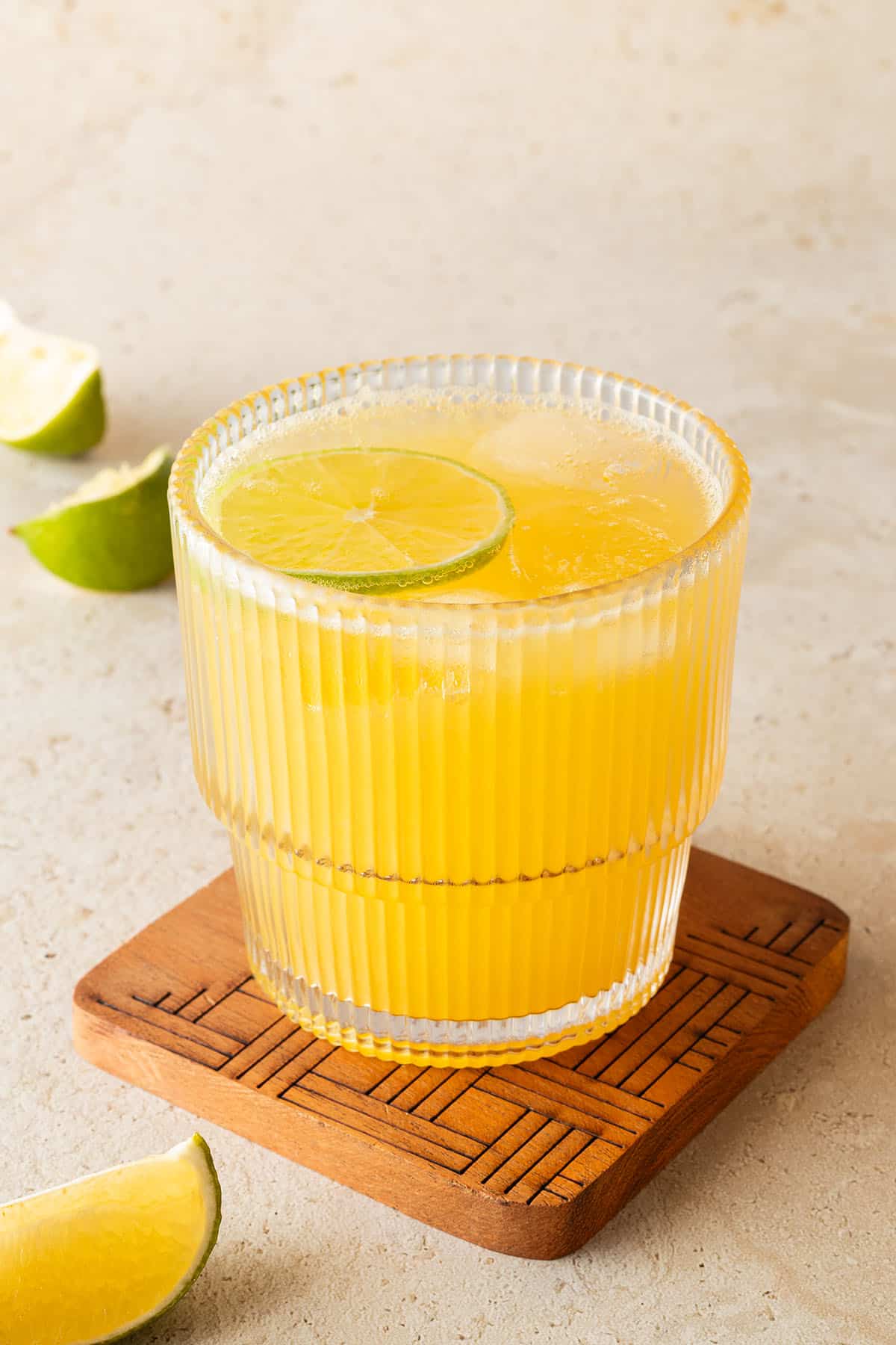 Alkoholfreier Margarita Cocktail in einem Glas mit Eis und Limetten.