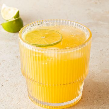 Virgin Margarita in einem Glas mit Eis un Limette.