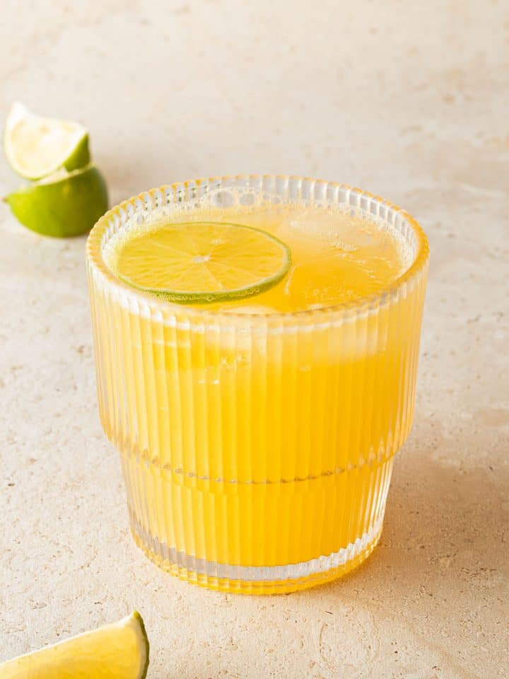 Virgin Margarita in einem Glas mit Eis un Limette.