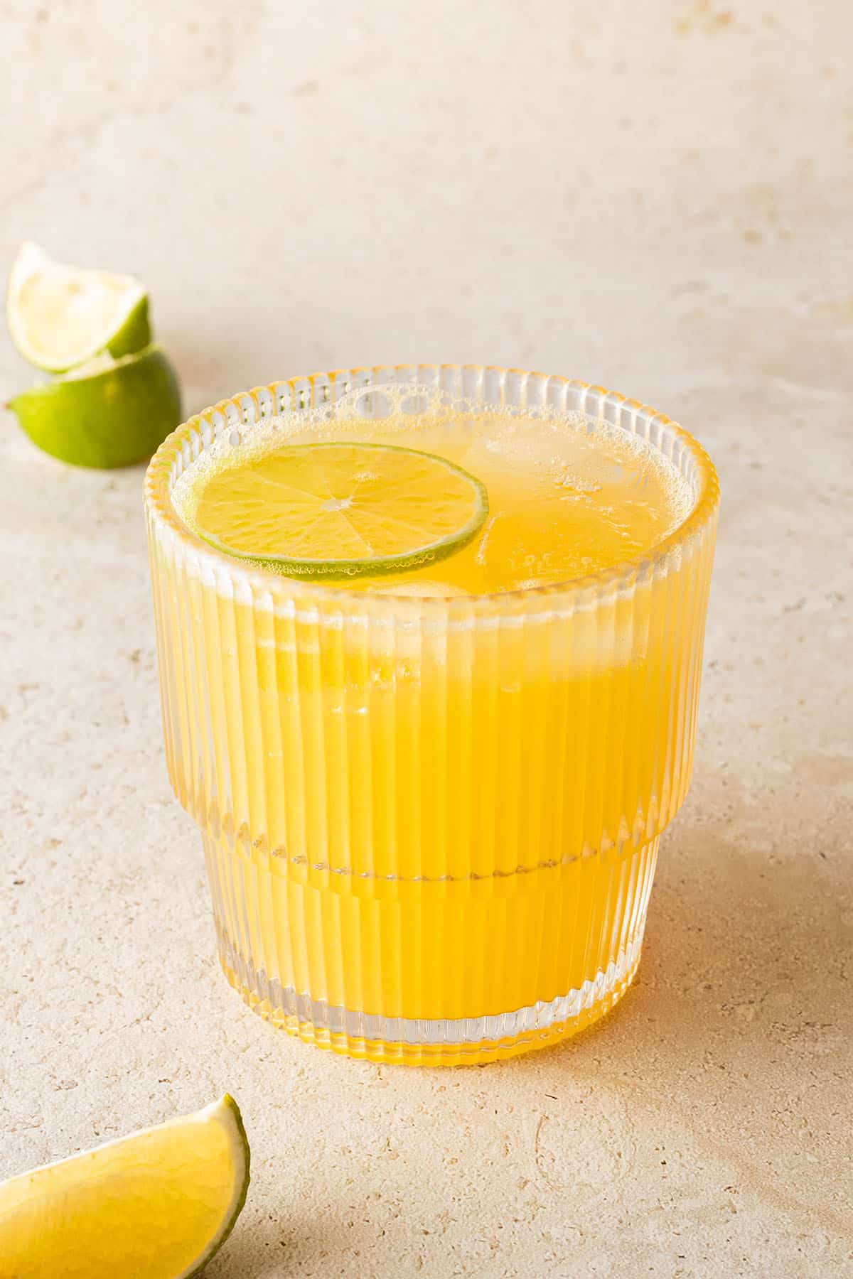 Virgin Margarita in einem Glas mit Eis un Limette.