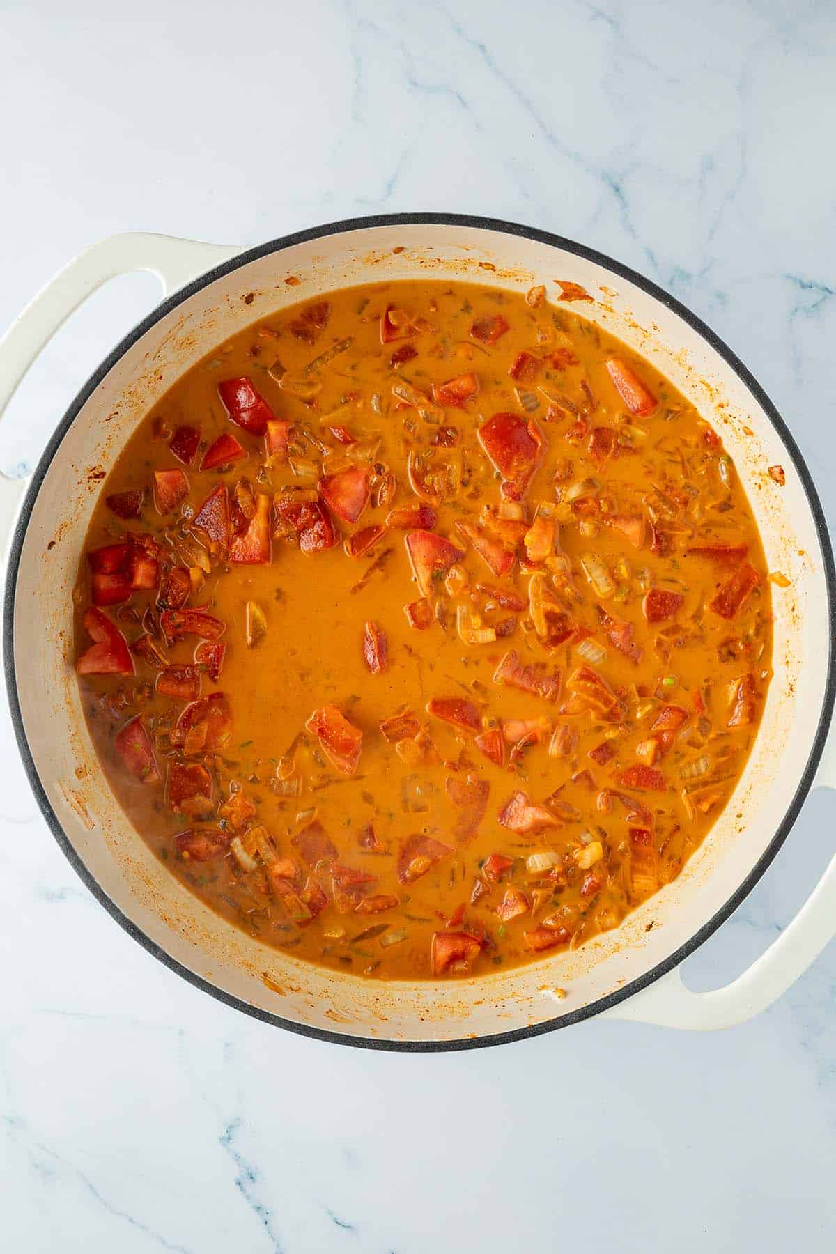 Tomaten-Kichererbsen-Curry-Sauce in einer Gusseisenpfanne.