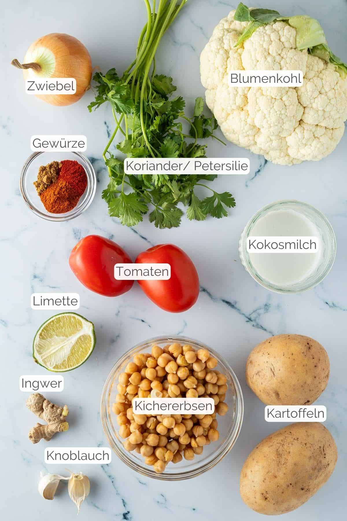 Alle Zutaten mit Textbeschriftungen, die f&uuml;r das Aloo Gobi ben&ouml;tigt werden.