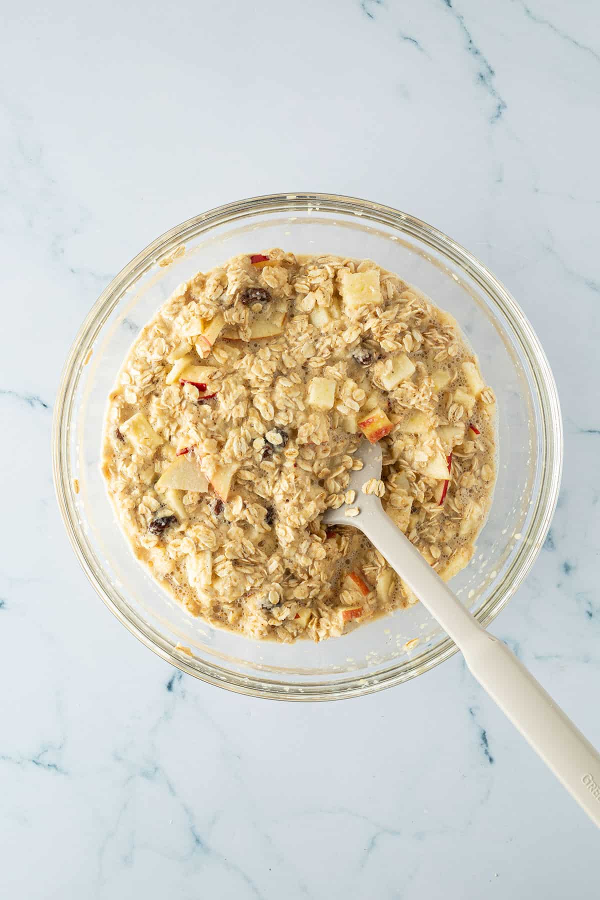 Fertiger Teig f&uuml;r das Apfel Baked Oatmeal in einer gro&szlig;en Glassch&uuml;ssel.