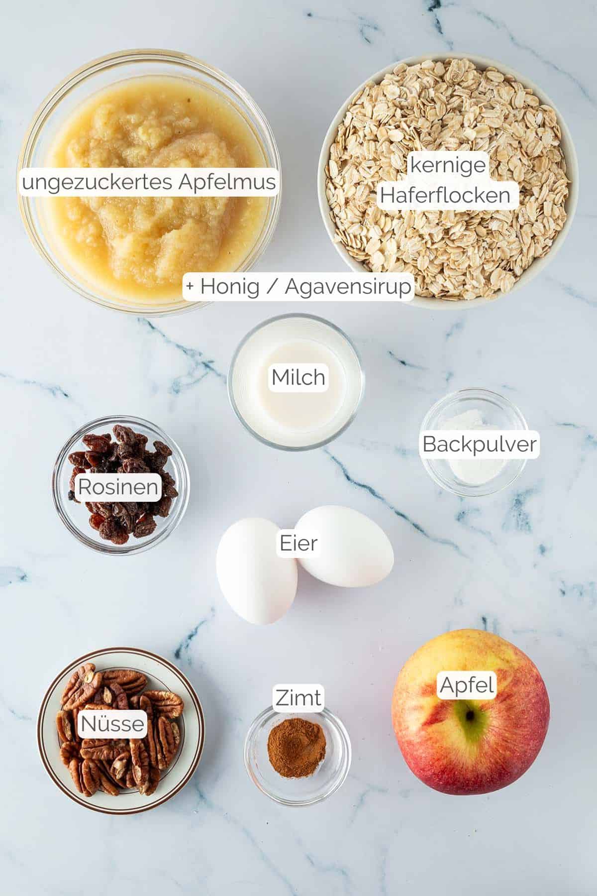 Alle Zutaten mit Textbeschriftungen, die f&uuml;r das Apfel Zimt Baked Oatmeal ben&ouml;tigt werden.