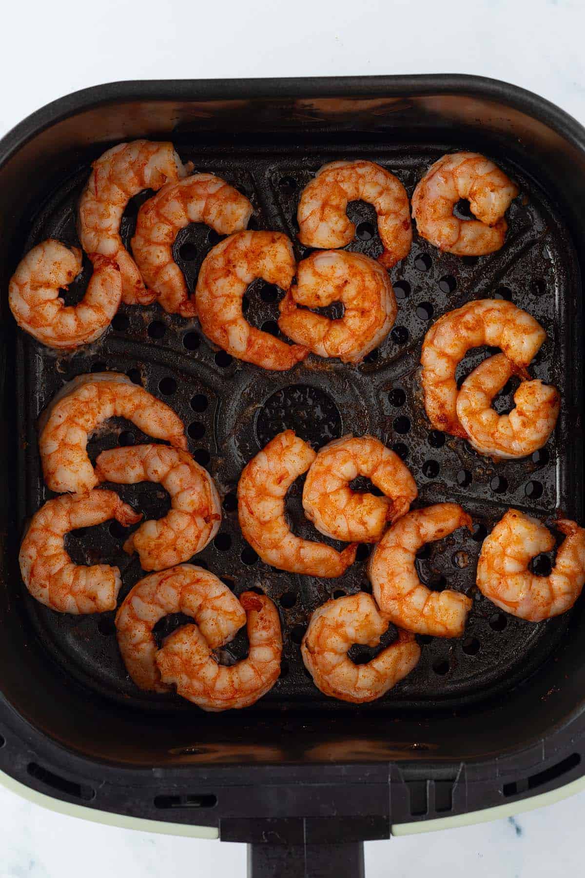 Fertig gegarte Shrimps im Airfryer.