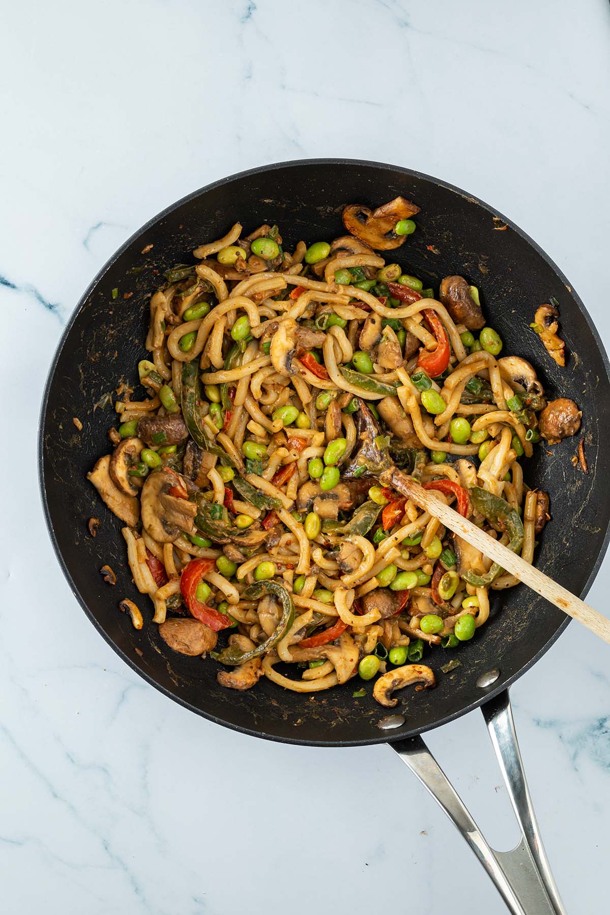 Fertiger Asia One Pot mit Edamame Bohnen im Wok.