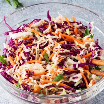Eine große Glasschüssel mit asiatischen Krautsalat.