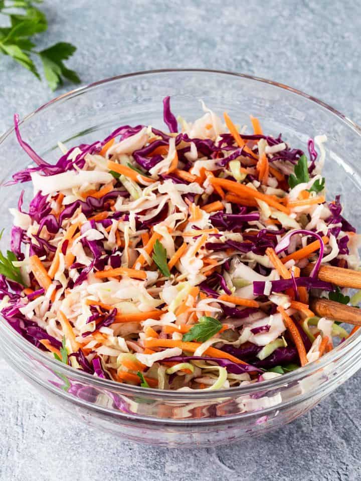 Eine gro&szlig;e Glassch&uuml;ssel mit asiatischen Krautsalat.