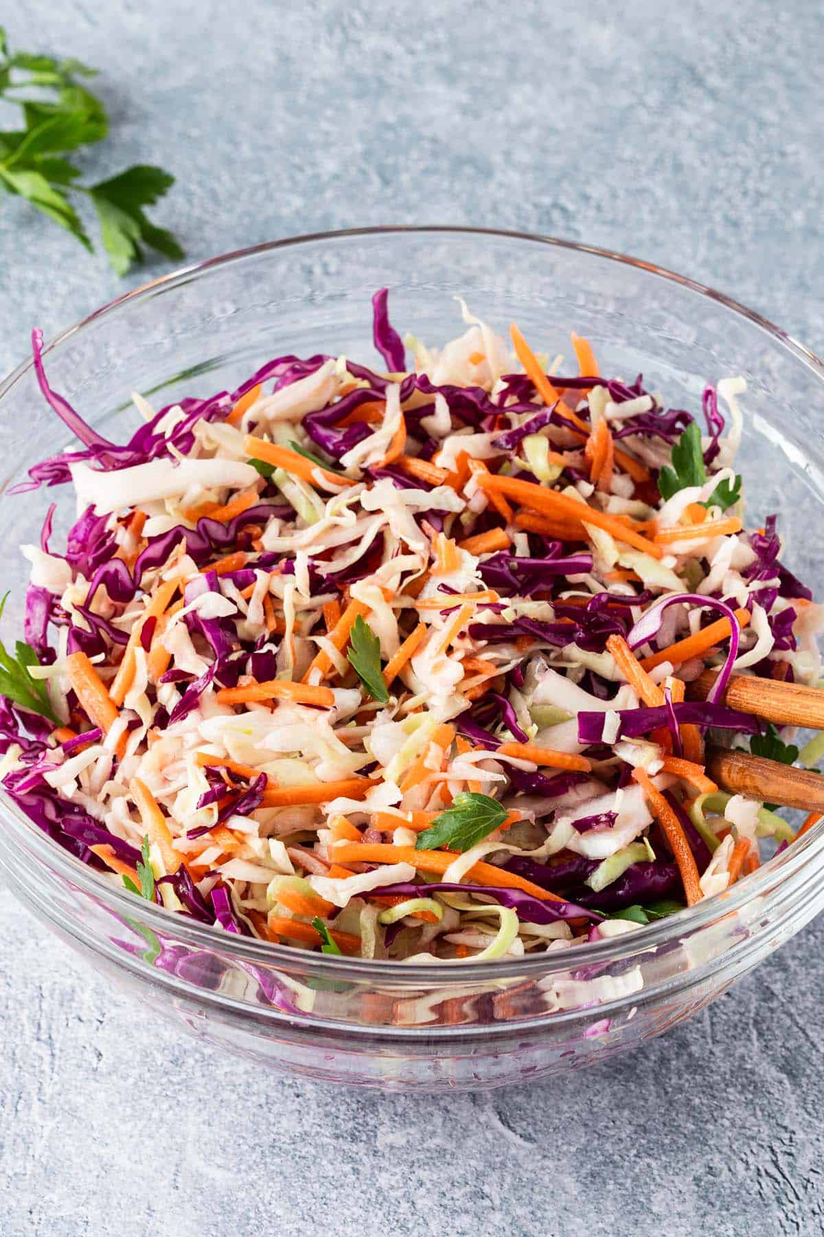 Eine große Glasschüssel mit asiatischen Krautsalat.
