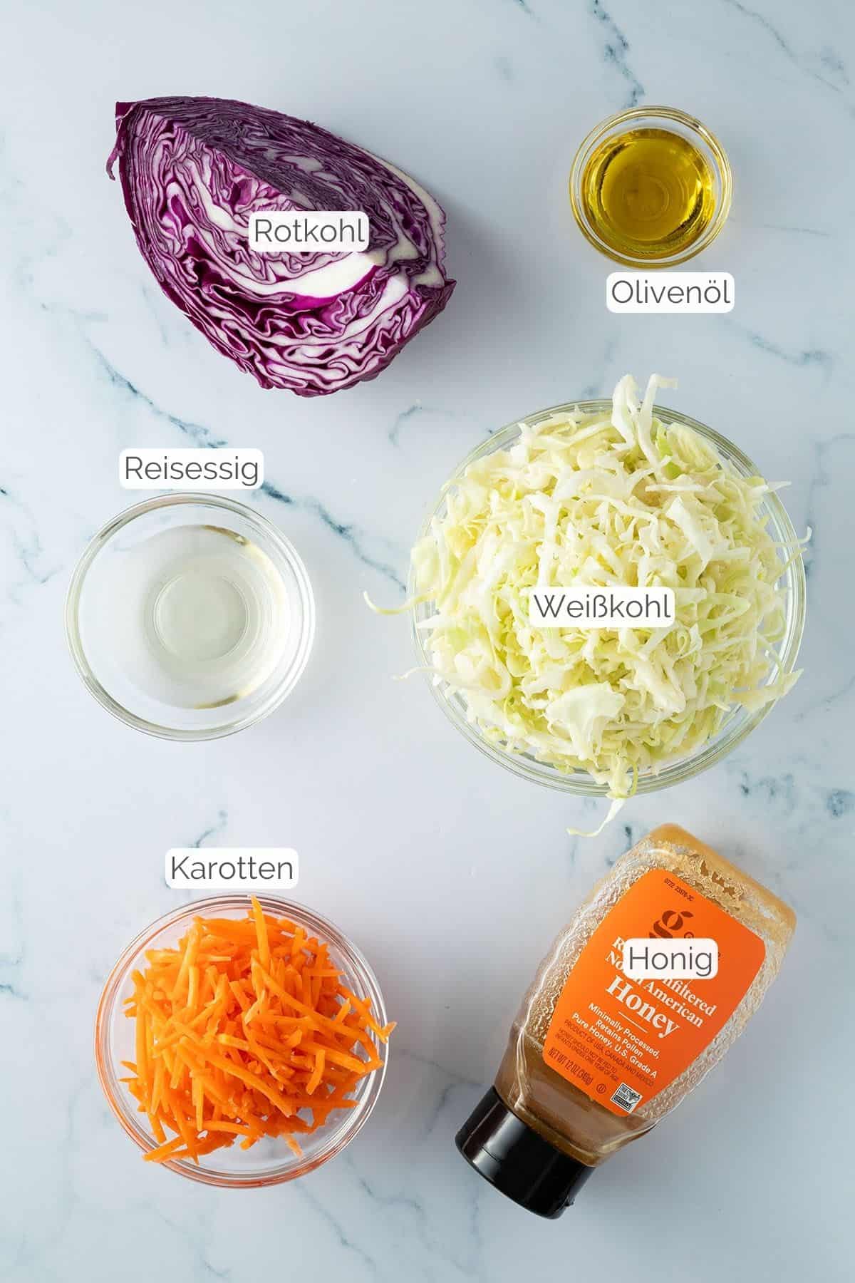 Zutaten mit jeweiligen Textbeschriftungen, die für den asiatischen Krautsalat benötigt werden.