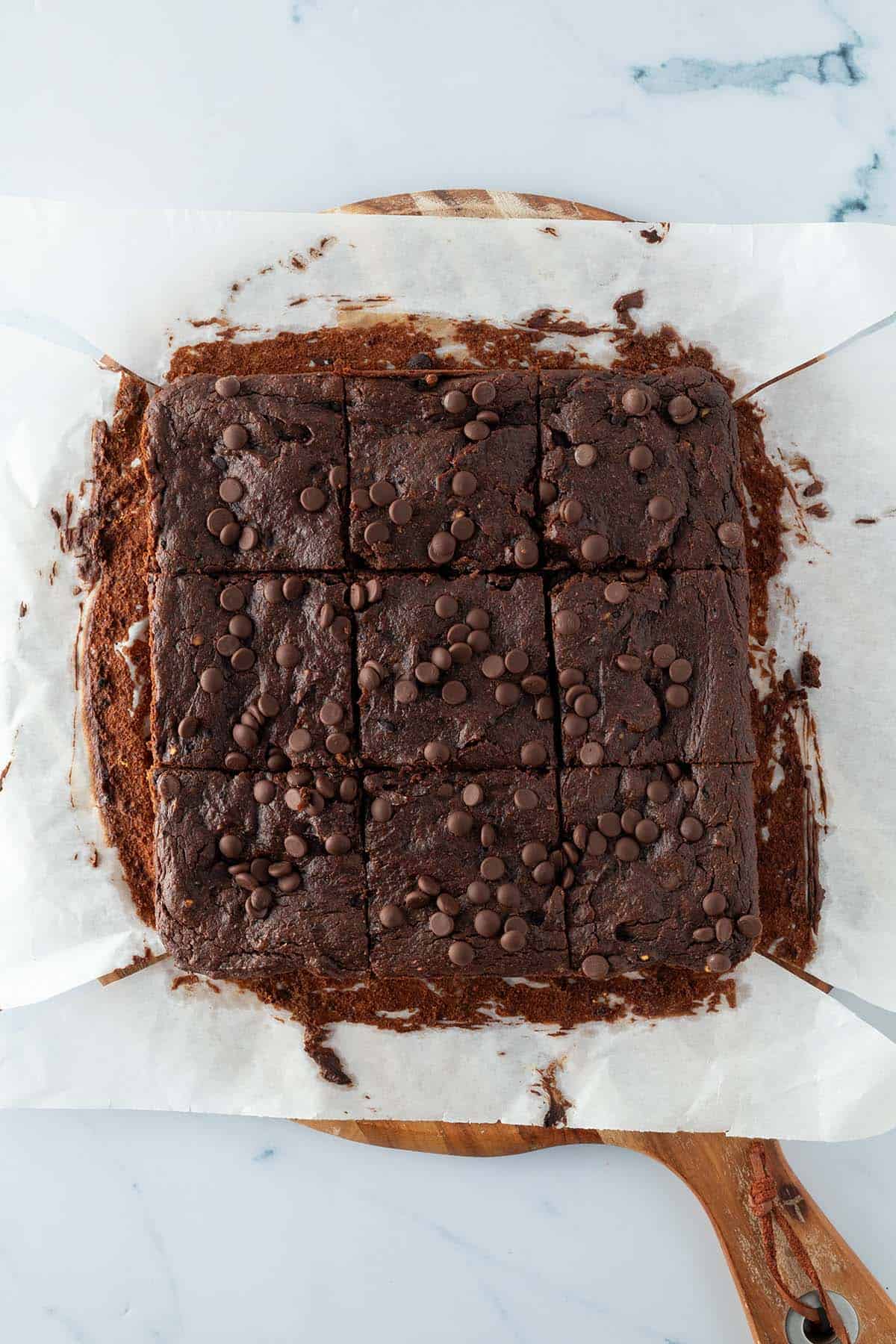 Fertig gebackene und in 9 Quadrate geschnittene Avocado-Brownies.