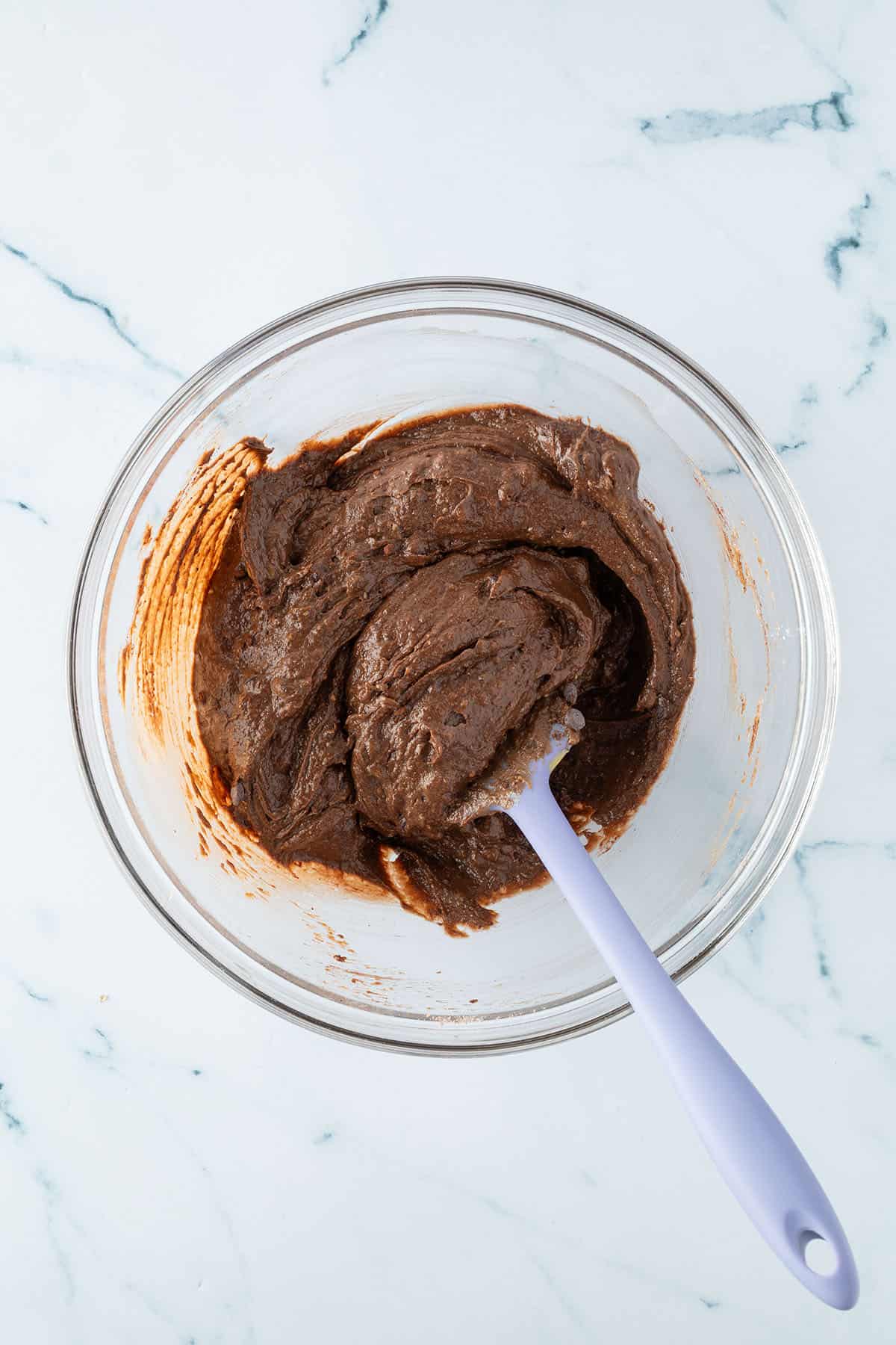 Fl&uuml;ssige und feste Zutaten f&uuml;r die Avocado Brownies wurden in einer Sch&uuml;ssel miteinander verr&uuml;hrt.