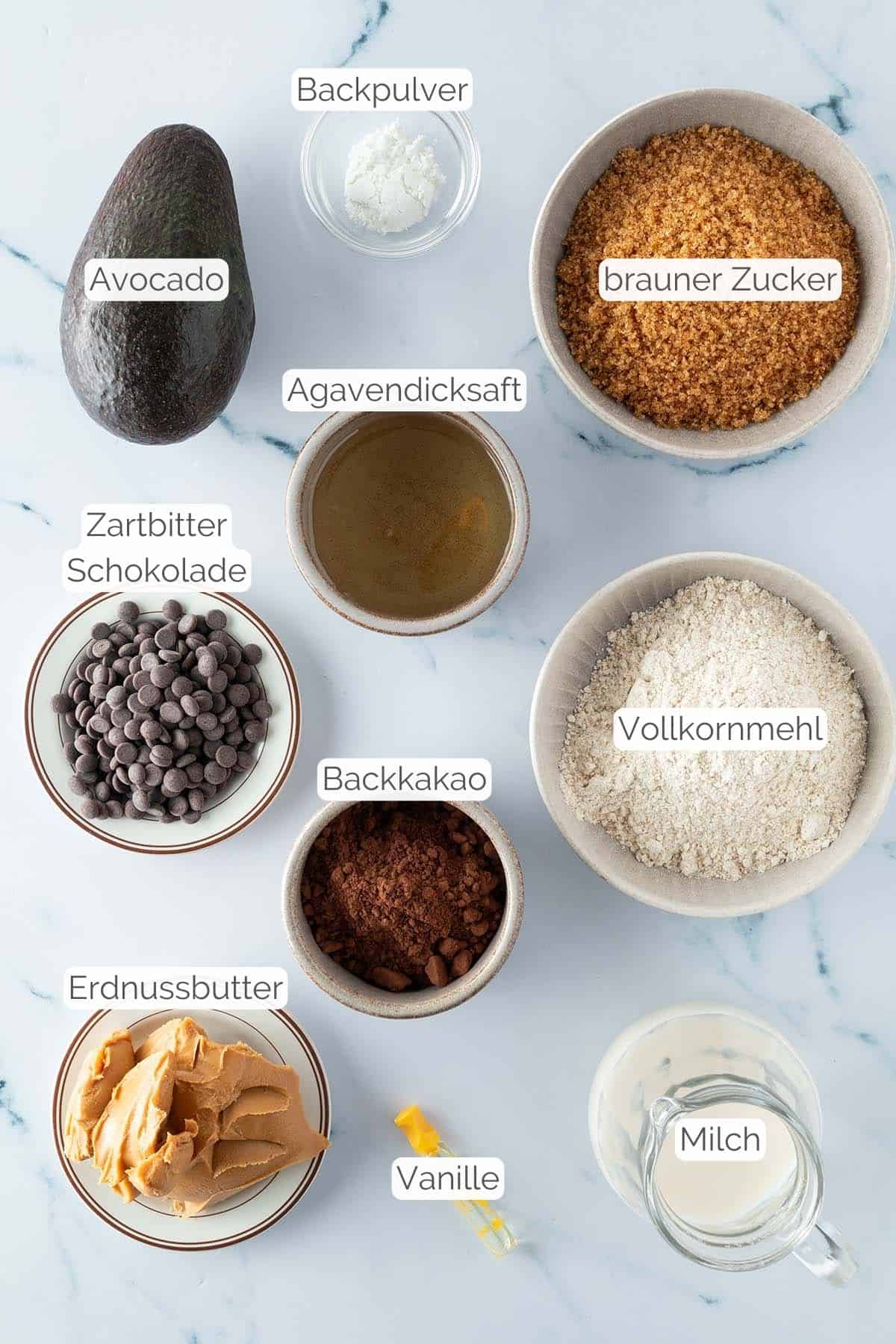 Alle Zutaten mit jeweiligen Textbeschriftungen, die f&uuml;r vegane Avocado Brownies ben&ouml;tigt werden.