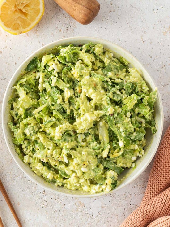 Avocado-Eier-Salat in einer Sch&uuml;ssel, Deko im Bildrand.