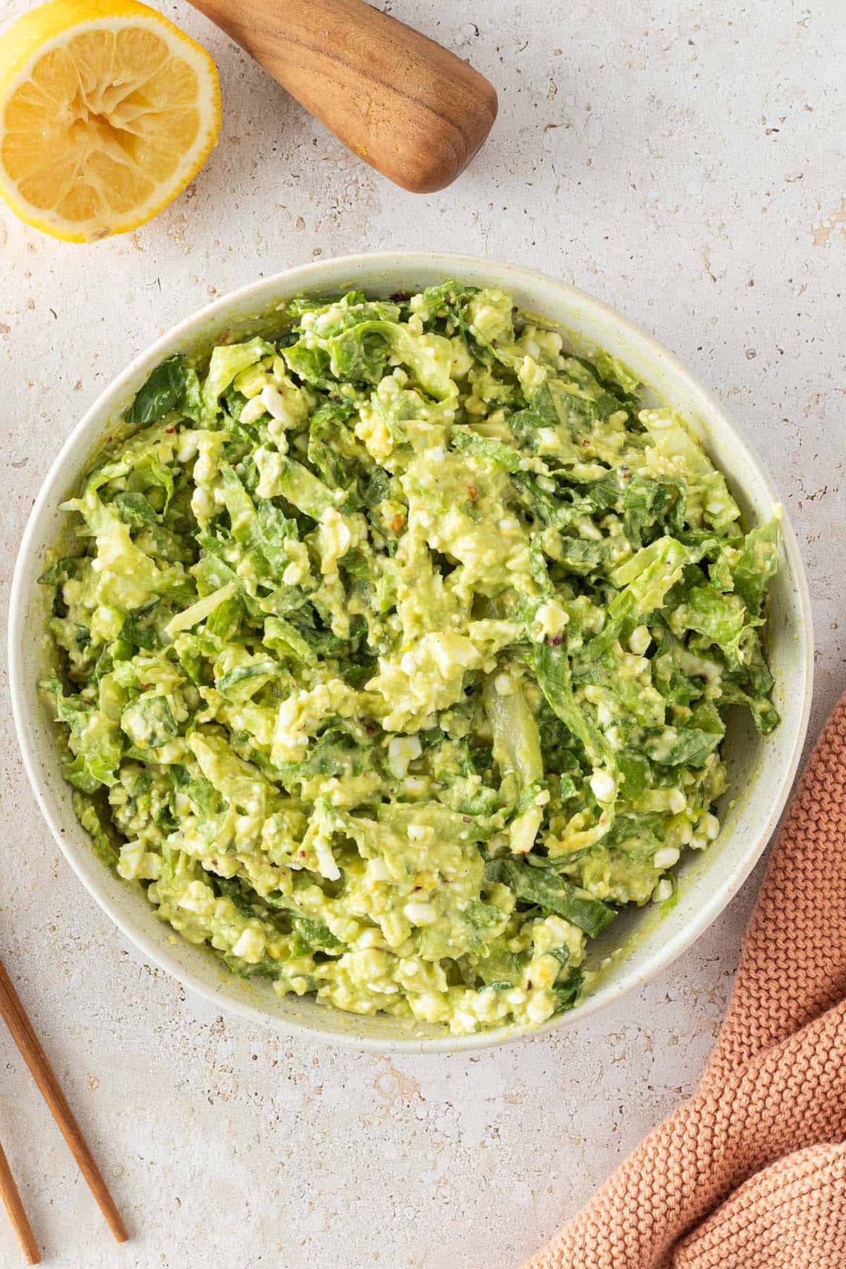 Avocado-Eier-Salat in einer Sch&uuml;ssel, Deko im Bildrand.