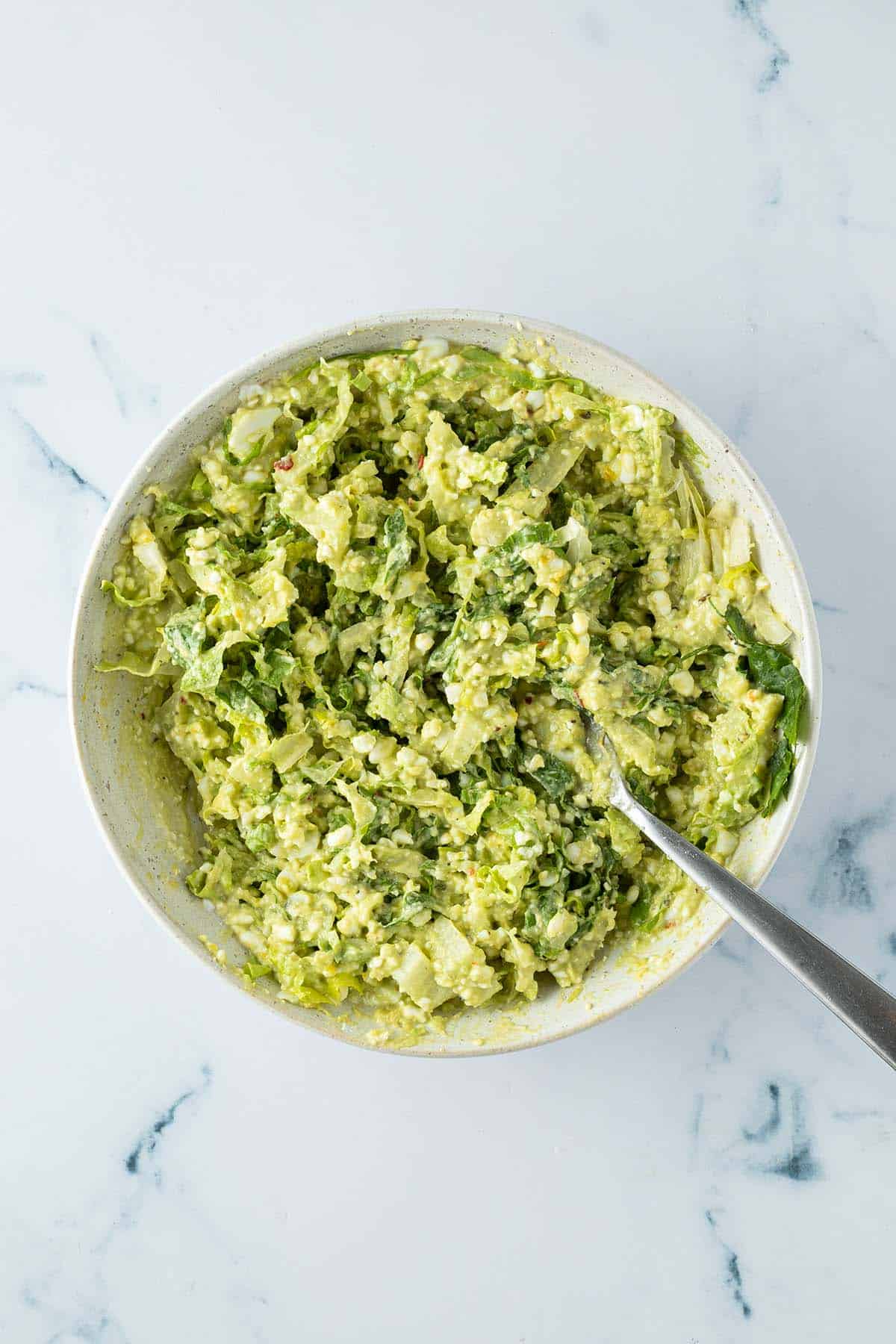 Fein geschnittener Salat wurde unter den Salat ger&uuml;hrt.