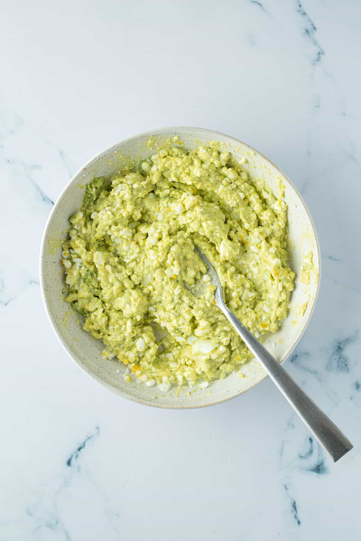 Avocado, Eier und H&uuml;ttenk&auml;se wurden zu einer cremigen Masse verr&uuml;hrt.