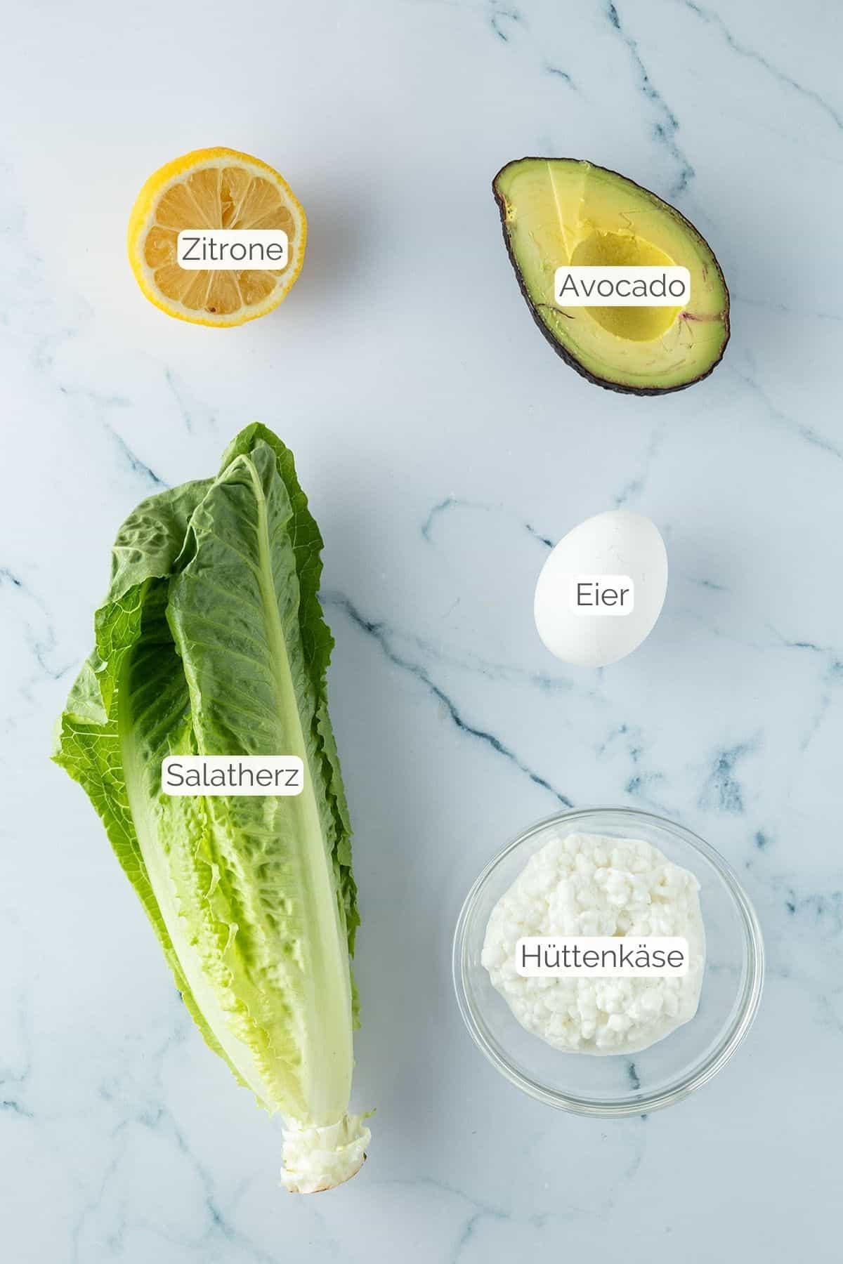 Alle Zutaten mit Textbeschriftungen, die f&uuml;r den Avocado Eier Salat ben&ouml;tigt werden.