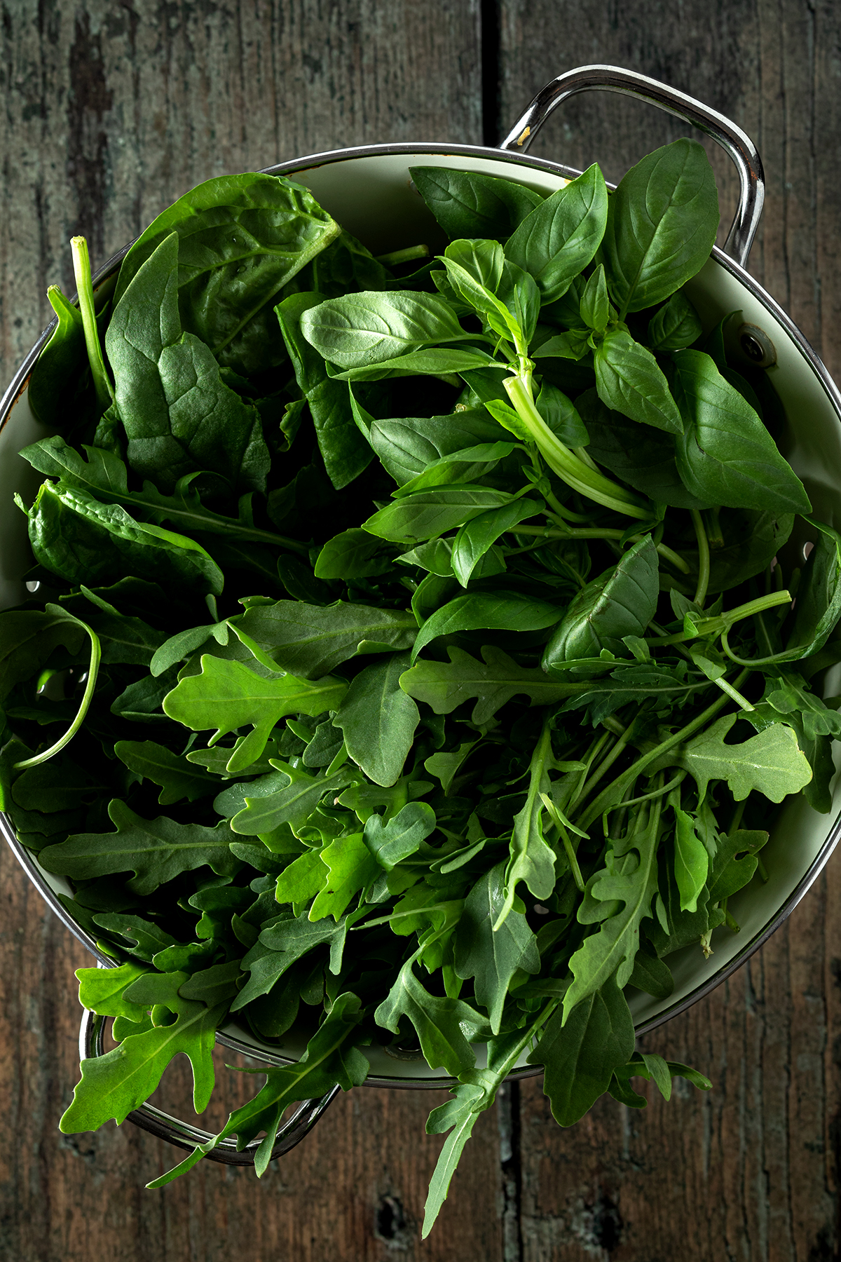 Rucola und Spinat in einem Seiher.