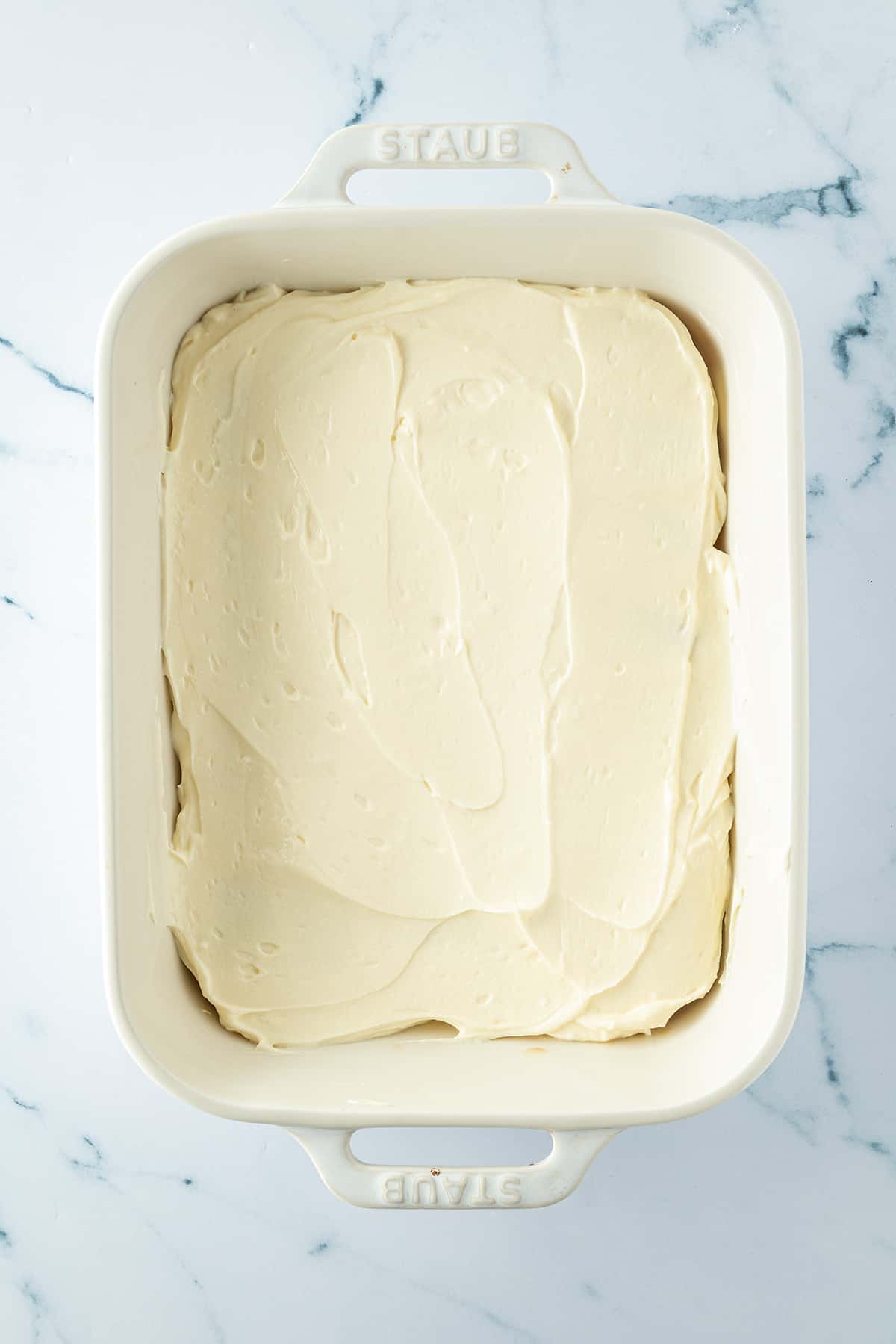 Eine glatt gestrichene Schicht Mascarpone-Creme wurde auf den Keksen verteilen.