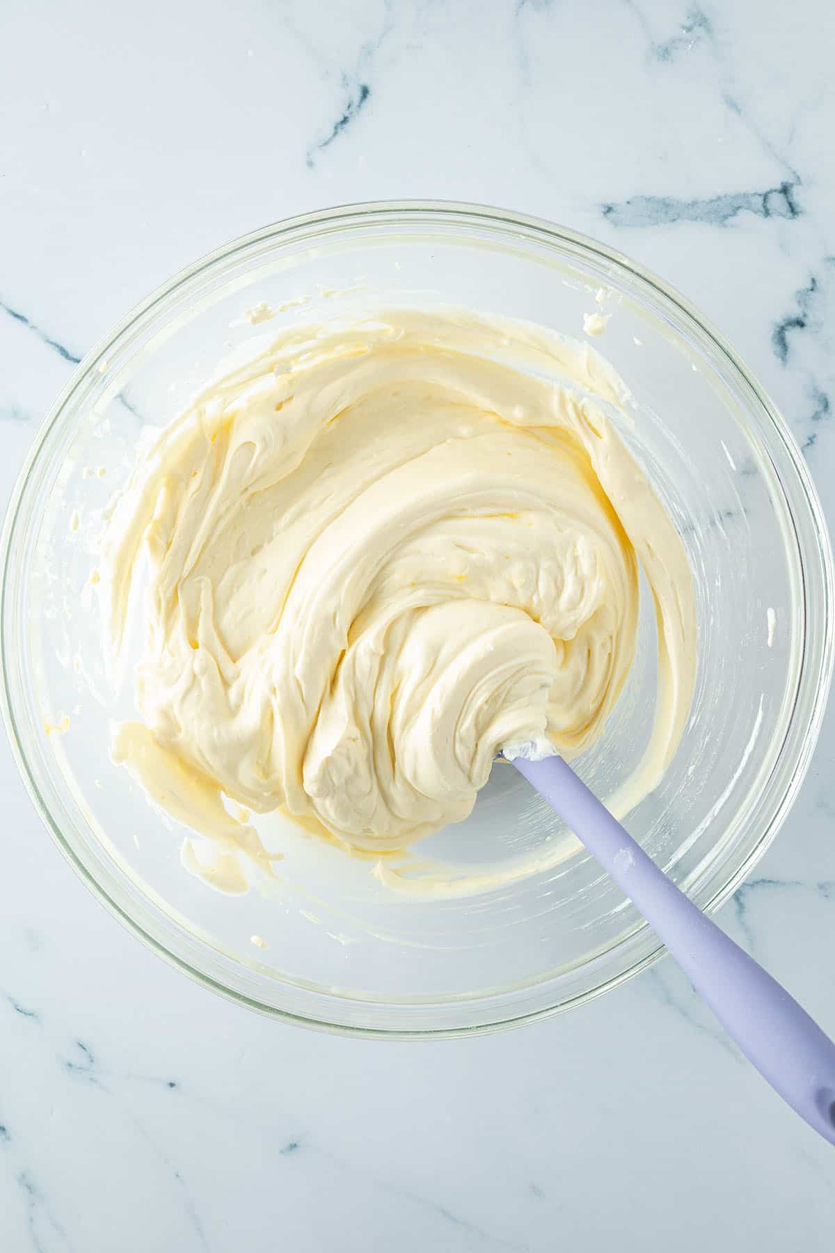 Mascarpone-Quark-Creme in einer Glassch&uuml;ssel.