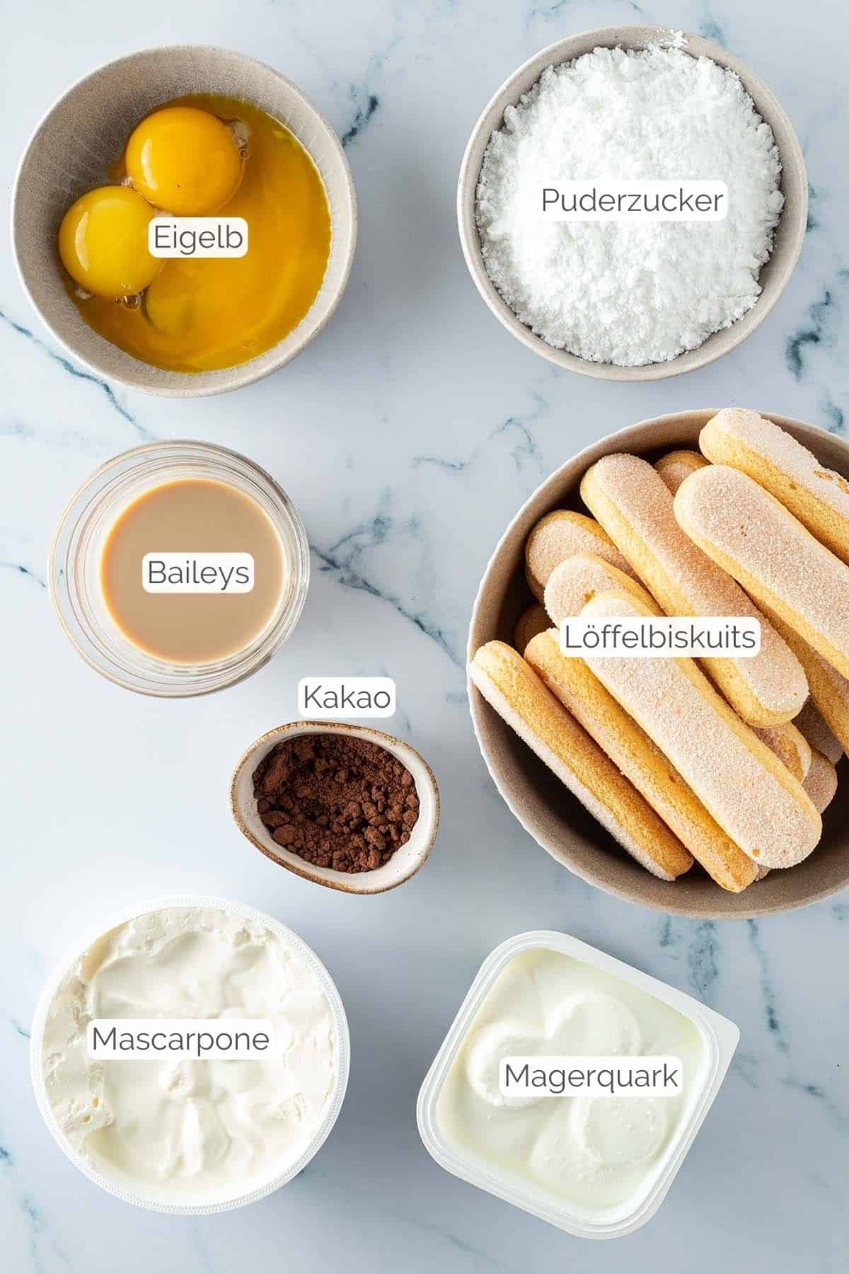 Alle Zutaten mit jeweiligen Textbeschriftungen, die f&uuml;r die Baileys Tiramisu ben&ouml;tigt werden.