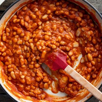 Fertige Baked Beans in einer gro&szlig;en Pfanne.