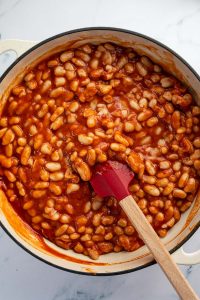Wei&szlig;e Bohnen in einer Pfanne mit Tomatensauce.