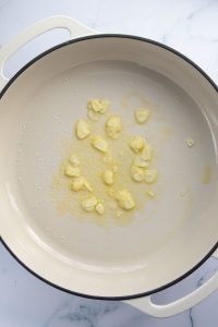 Knoblauch wird in einer Pfanne mit &Ouml;l angebraten.