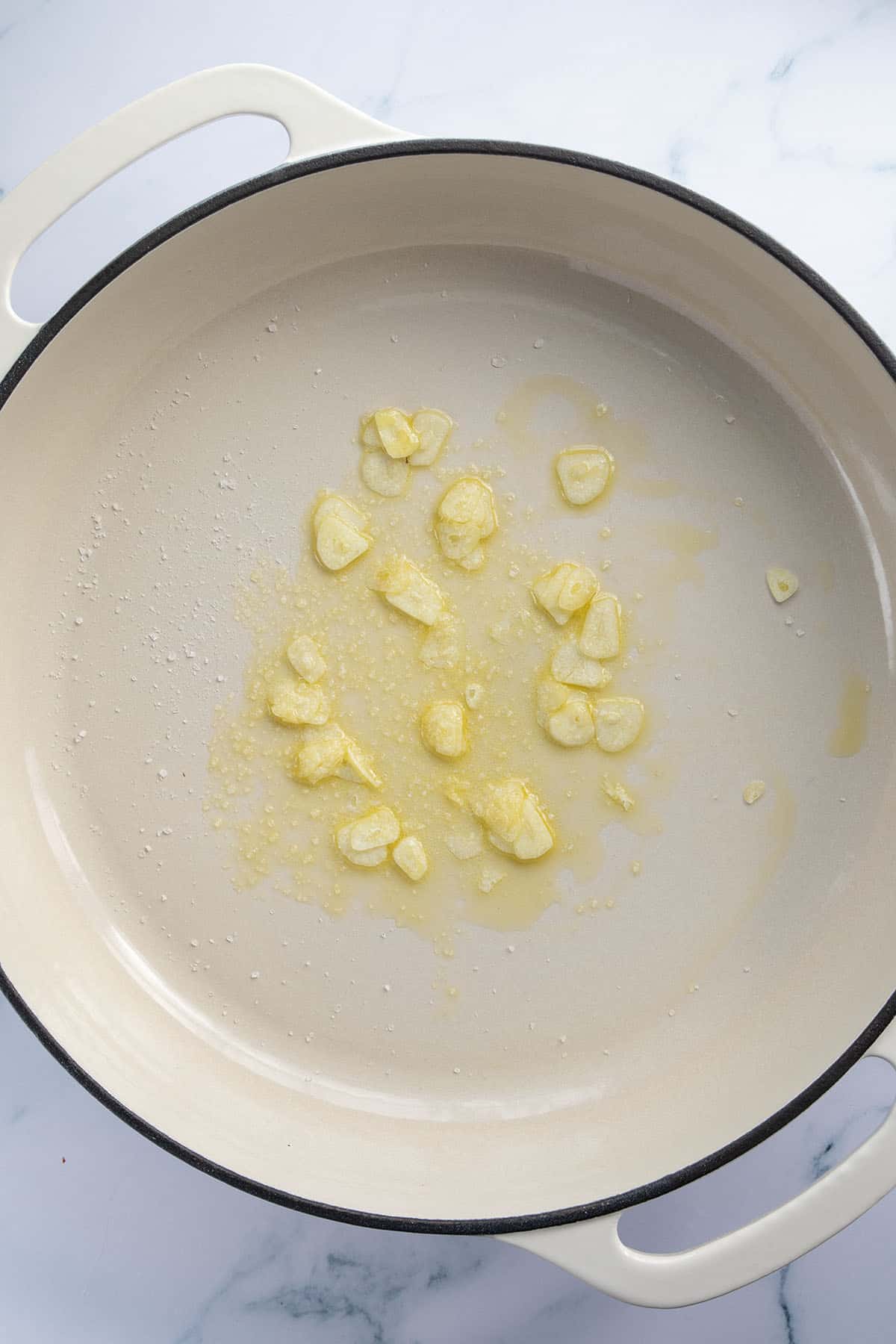 Knoblauch wird in einer Pfanne mit &Ouml;l angebraten.