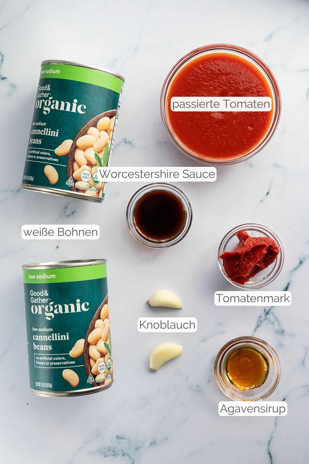 Alle Zutaten mit jeweiligen Textbeschriftungen, die f&uuml;r selbstgemachte Baked Beans ben&ouml;tigt werden.