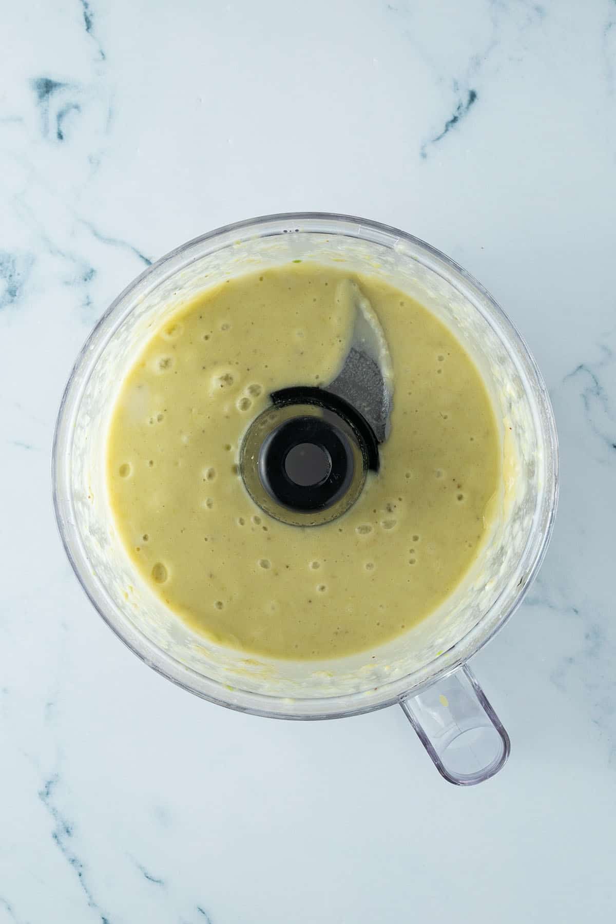 P&uuml;rierte Bananen und Avocado mit Milch in einem Food Processor.