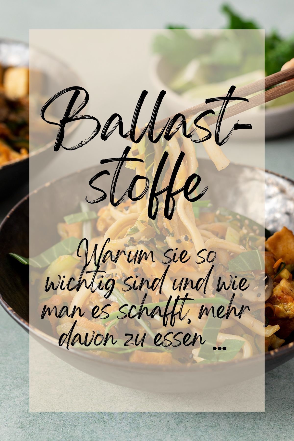 Sch&uuml;ssel mit Nudeln und Gem&uuml;se, davor Text.