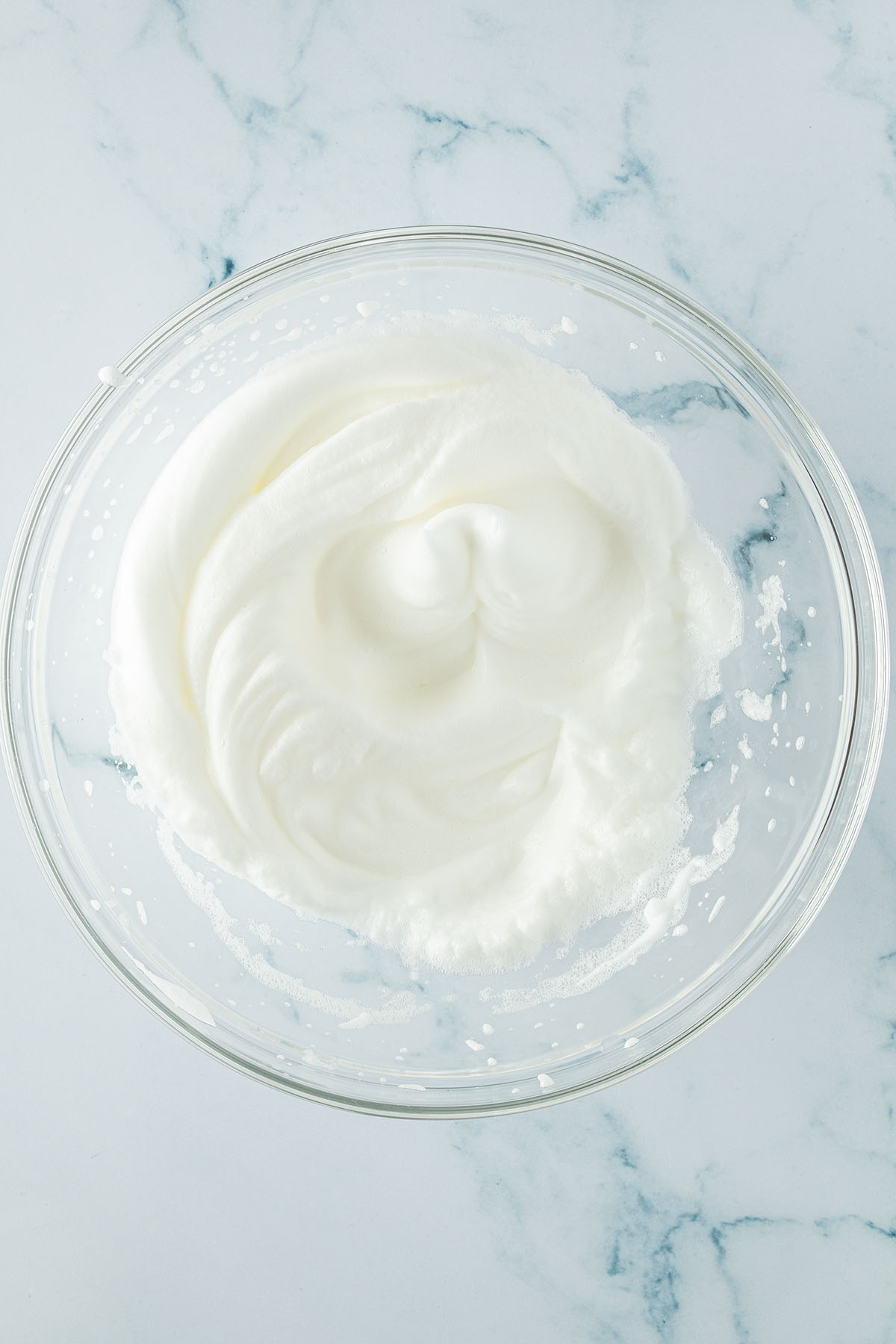 Gro&szlig;e Glassch&uuml;ssel mit steif geschlagene Eischnee darin.