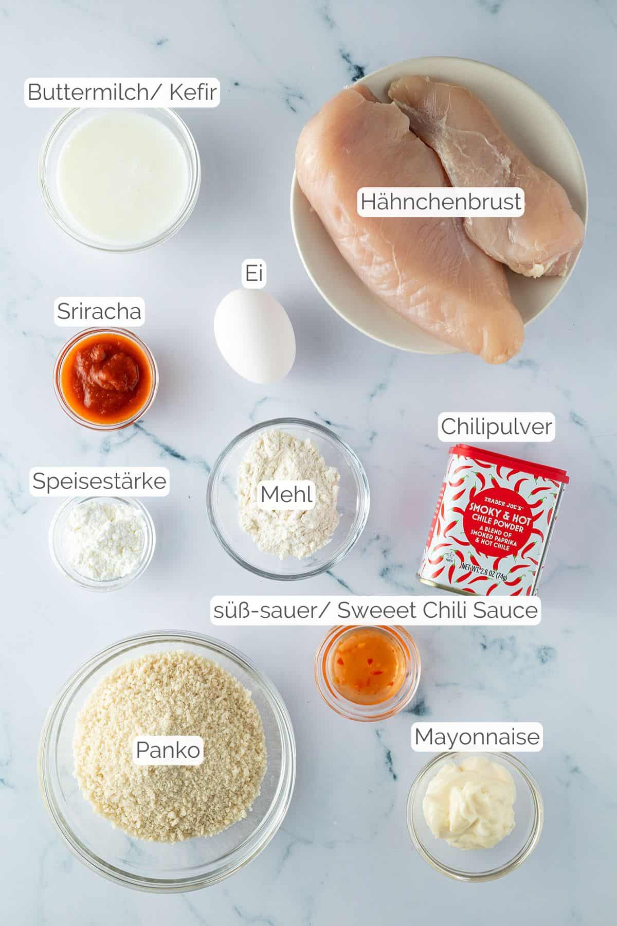 Alle Zutaten mit Textbeschriftungen, die f&uuml;r das Bang Bang Chicken ben&ouml;tigt werden.